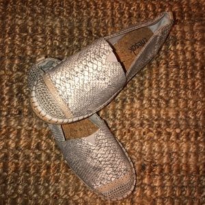 NEVER WORN- comfy shoes